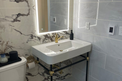 ミネアポリスにある高級な小さなモダンスタイルのおしゃれなトイレ・洗面所 (モノトーンのタイル、セラミックタイル、セラミックタイルの床、白い床、独立型洗面台) の写真