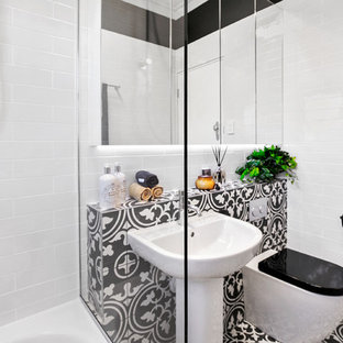 Foto di una piccola stanza da bagno padronale moderna con ante di vetro, ante bianche, vasca da incasso, vasca/doccia, WC sospeso, piastrelle bianche, piastrelle in ceramica, pareti nere, pavimento con piastrelle in ceramica, lavabo a colonna, top piastrellato, pavimento nero, top nero e doccia aperta