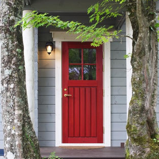 片開きドアカントリー風おしゃれな玄関ドア (青い壁、塗装フローリング、赤いドア、茶色い床) の写真