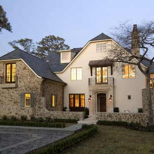 ヒューストンの地中海スタイルのおしゃれな家の外観 (石材サイディング、半切妻屋根) の写真