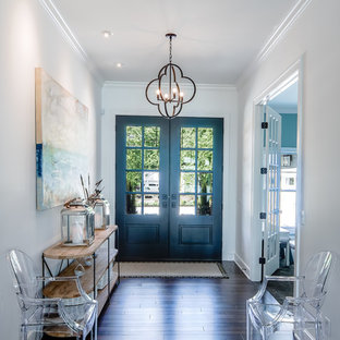 Inspiration för mellanstora eklektiska foajéer, med vita väggar, mörkt trägolv, en dubbeldörr och brunt golv