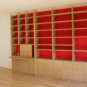 Bibliothèque sur mesure en chêne pour le salon