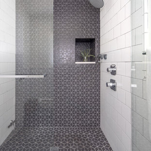 Immagine di una piccola stanza da bagno con doccia minimalista con pistrelle in bianco e nero, piastrelle in ceramica, pavimento nero e porta doccia a battente