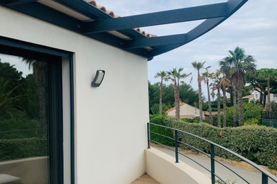 Aménagement d'un balcon contemporain.