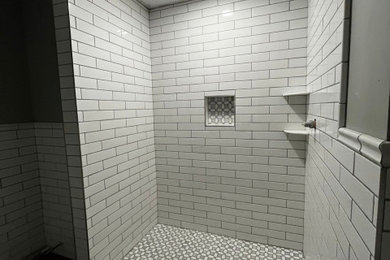 Imagen de cuarto de baño único actual con sanitario de una pieza, baldosas y/o azulejos blancos y baldosas y/o azulejos de cemento