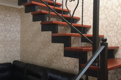 Источник вдохновения для домашнего уюта: большая угловая лестница с деревянными ступенями и металлическими перилами