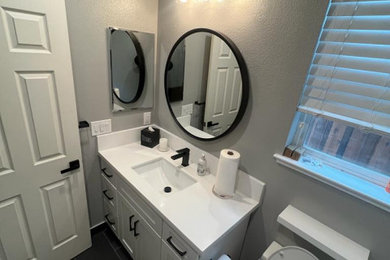 Example of a mid-sized minimalist bathroom design in San Francisco