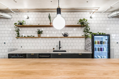 Example of an urban single-wall eat-in kitchen design with an island