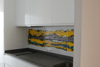 Ejemplo de cocina lineal minimalista pequeña sin isla con armarios con paneles lisos, puertas de armario blancas, encimera de cuarzo compacto, suelo de baldosas de cerámica, suelo gris y encimeras grises