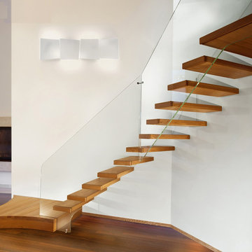 Escalier suspendu avec marches en chêne massif, garde-corps en verre extra clair
