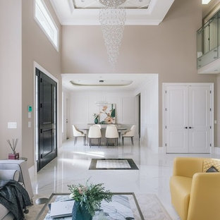 Ejemplo de salón para visitas abierto, moderno, grande, sin televisor, con paredes blancas, suelo de mármol, chimenea tradicional, marco de chimenea de baldosas y/o azulejos y suelo blanco