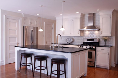 Example of a classic kitchen design in New York