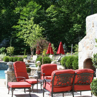 ニューヨークのトランジショナルスタイルのおしゃれなプールの写真