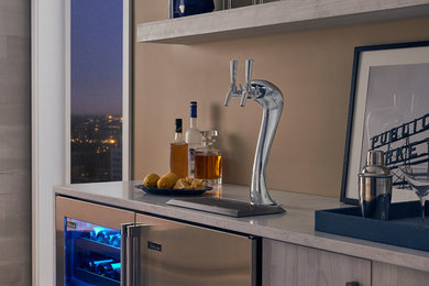 This is an example of a contemporary home bar in Chicago.