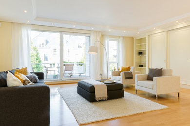 Design ideas for a transitional family room in Dusseldorf.