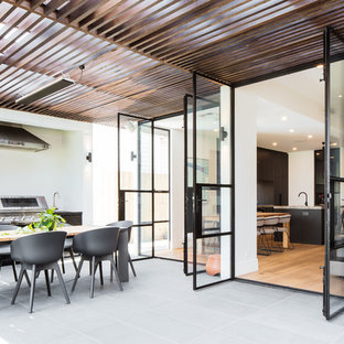 メルボルンの中サイズのコンテンポラリースタイルのおしゃれな裏庭のテラス (天然石敷き、パーゴラ) の写真