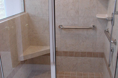 Foto de cuarto de baño principal tradicional renovado de tamaño medio con ducha a ras de suelo, baldosas y/o azulejos beige, baldosas y/o azulejos de porcelana y suelo de baldosas de porcelana