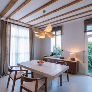 Une maison à Biscarrosse- Table en travertin, chaise en noyer
