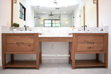 Idéer för att renovera ett stort 50 tals en-suite badrum, med ett fristående badkar, en öppen dusch, en toalettstol med hel cisternkåpa, vita väggar, marmorgolv, ett nedsänkt handfat och marmorbänkskiva
