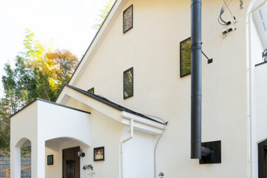 Идея дизайна: белый дом в викторианском стиле с двускатной крышей