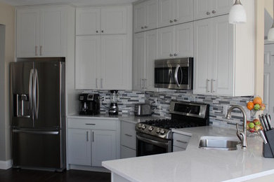 Idéer för att renovera ett mellanstort vintage vit vitt kök, med en undermonterad diskho, luckor med upphöjd panel, grå skåp, bänkskiva i kvarts, grått stänkskydd, stänkskydd i marmor, rostfria vitvaror, klinkergolv i porslin, en halv köksö och brunt golv