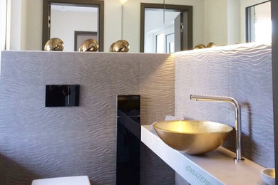 Kleines Klassisches Badezimmer En Suite mit Wandtoilette, beigen Fliesen, Steinfliesen, beiger Wandfarbe, Keramikboden, Aufsatzwaschbecken und Glaswaschbecken/Glaswaschtisch in Leipzig