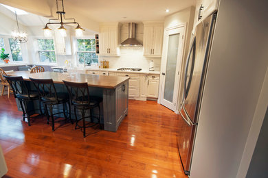 Transitional kitchen photo in Toronto