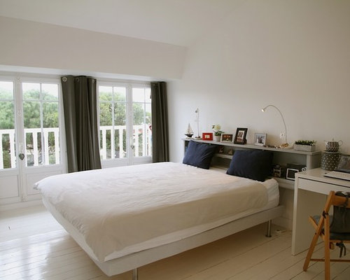 Exemple d'une chambre tendance avec un sol en bois peint et un mur blanc.