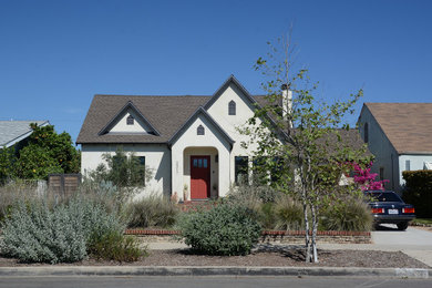 Transitional house exterior photo in Los Angeles