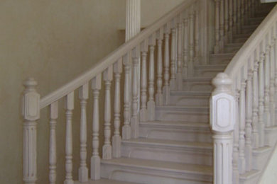Свежая идея для дизайна: большая прямая деревянная лестница в классическом стиле с деревянными ступенями и деревянными перилами - отличное фото интерьера