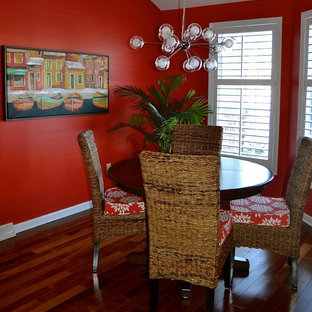 Geschlossenes, Mittelgroßes Klassisches Esszimmer ohne Kamin mit roter Wandfarbe und dunklem Holzboden in New York