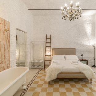 Idées déco pour une chambre parentale éclectique avec un mur blanc et un sol orange.