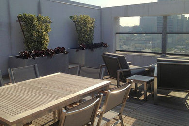 Example of a mid-sized trendy rooftop deck design in Philadelphia