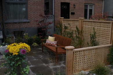 Trendy patio photo in Toronto