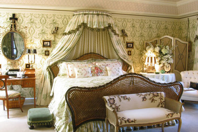 Bedroom - traditional bedroom idea in Chicago