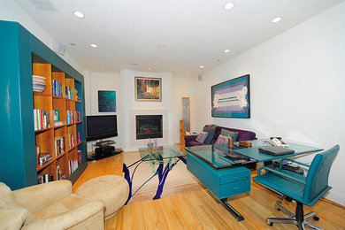 Großes, Offenes Modernes Wohnzimmer mit weißer Wandfarbe, hellem Holzboden, Kamin, freistehendem TV und beigem Boden in Miami