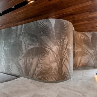 Idéer för att renovera en eklektisk hall, med grå väggar, en enkeldörr, mörk trädörr och grått golv