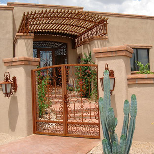 Großes, Einstöckiges, Beigefarbenes Mediterranes Einfamilienhaus mit Lehmfassade und Flachdach in Phoenix