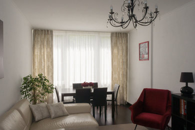 Стильный дизайн: парадная, изолированная гостиная комната среднего размера в современном стиле с белыми стенами, темным паркетным полом и коричневым полом - последний тренд