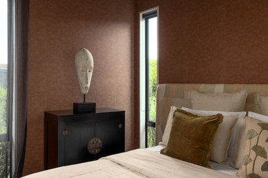 クライストチャーチにある中くらいなエクレクティックスタイルのおしゃれな客用寝室 (ピンクの壁、カーペット敷き、グレーの床、壁紙) のインテリア