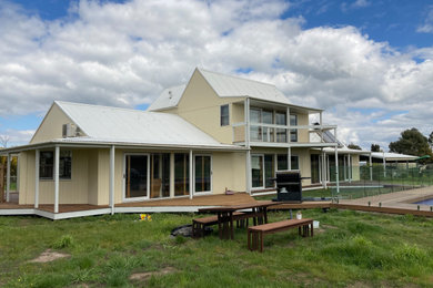 Zweistöckiges Rustikales Einfamilienhaus mit Faserzement-Fassade in Sonstige