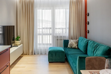 Идея дизайна: гостиная комната в современном стиле с телевизором на стене и зоной отдыха