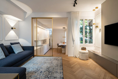 Esempio di un soggiorno design con parquet chiaro