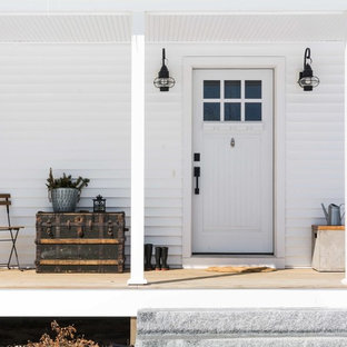 Idéer för ett mellanstort lantligt vitt hus, med två våningar, vinylfasad, sadeltak och tak i shingel