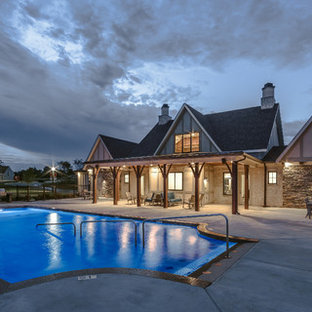 アトランタのトランジショナルスタイルのおしゃれな家の外観 (混合材サイディング、マルチカラーの外壁、切妻屋根、金属屋根) の写真