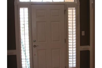 Example of a classic entryway design in Raleigh