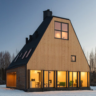 Неиссякаемый источник вдохновения для домашнего уюта: трехэтажный фасад частного дома среднего размера бежевого цвета в стиле рустика с облицовкой из дерева и металлической крышей