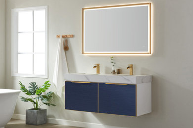 Modelo de cuarto de baño principal, doble y flotante moderno de tamaño medio con armarios con paneles lisos, puertas de armario azules, lavabo bajoencimera, encimera de cuarzo compacto y encimeras blancas