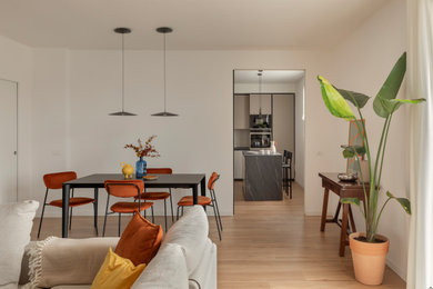 Ispirazione per una sala da pranzo minimal con pareti bianche, parquet chiaro e pavimento beige