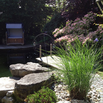Kleiner Schwimmteich mit Wasserfall, Steg und Stegterrasse